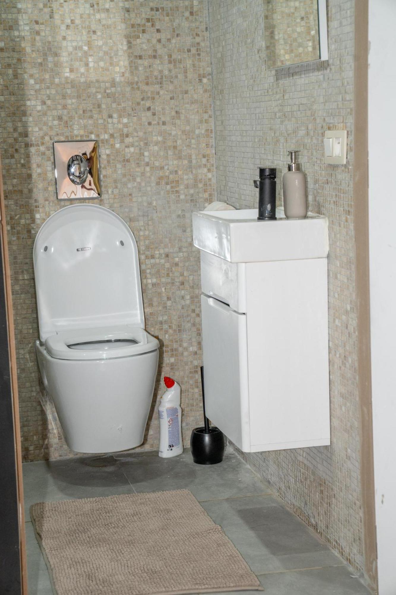 Stylish Canal-side 2br-1lr Apt, At Center Of Gand